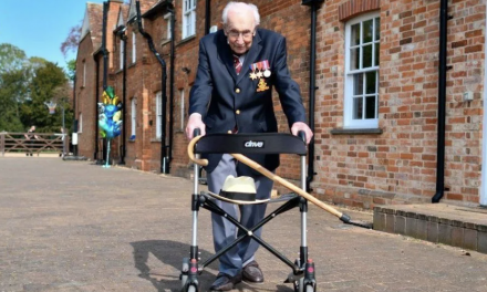 抗日老兵，因新冠逝世，享年100岁。他曾为NHS筹集近3300万英镑善款用于救治新冠病人。