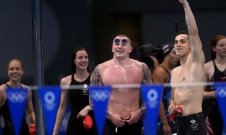 英国混合泳夺冠创下世界纪录。中国赢得第21枚金牌，排名第一