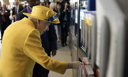 英女王惊喜现身伦敦地铁站揭幕，英国上空罕见出现火球：伦敦，伯明翰，剑桥等地都可观赏！