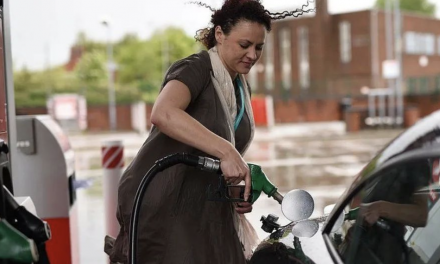汽油价格创下 17 年来最大单日涨幅!英国生活成本何时下降?